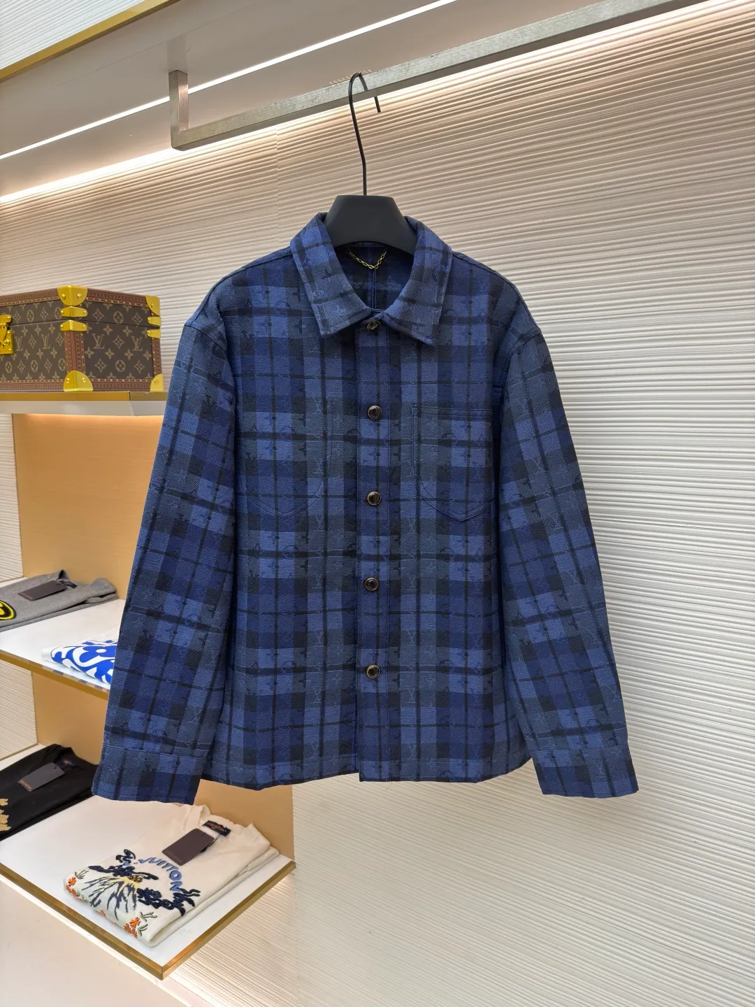 LOUIS VUITTON plaid denim jacket-style shirt ●Original version: 23479 purchase and development ●Item number: 1682070-B40 ●Material: cotton fabric ●Technology: jacquard production ●Color: blue ●Version: fitted version ●Weight: about 2070 grams ●Size: S-M-L-XL ●Description: This denim jacket-style shirt adopts dark and light tones to highlight Monogram and the elegant strokes of plaid jacquard. Interior and exterior chest pockets add a touch of style, and an embossed leather label sits at the back. Regular fit 85% cotton, 15% polyester, logo jacquard Shirt collar Pearlescent buttons. Patch pocket on chest, interior pocket on right side, side pockets. Logo patch on rear. The overall wiring is straight and delicate, the fabric is comfortable and soft, and the color is consistent without color difference. It can be matched with the same style to create a fashionable look and control various occasions. Customized accessories, complete with three standards, same style for men and women!
